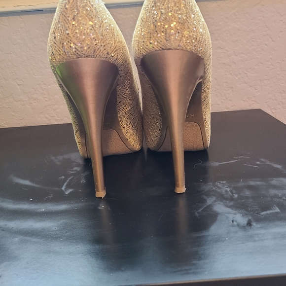 Carlos Santa Gold Glitter Heels - Picture 4 of 6